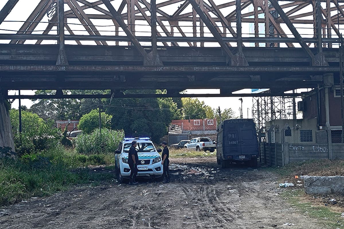 El lugar donde dos adolescentes fueron hallados muertos debajo de un puente en Florencio Varela