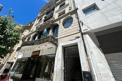 El lugar donde están las oficinas que la Rural busca vender en la calle Florida