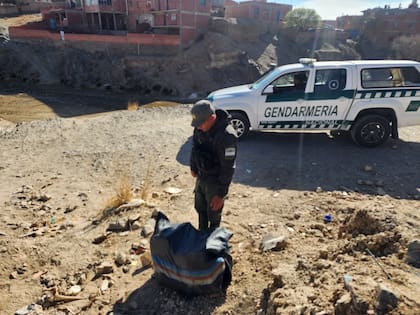 El lugar donde la Gendarmería encontró el cargamento de drogas sintéticas; la edificación de fondo está ubicada en la localidad boliviana de Villazón