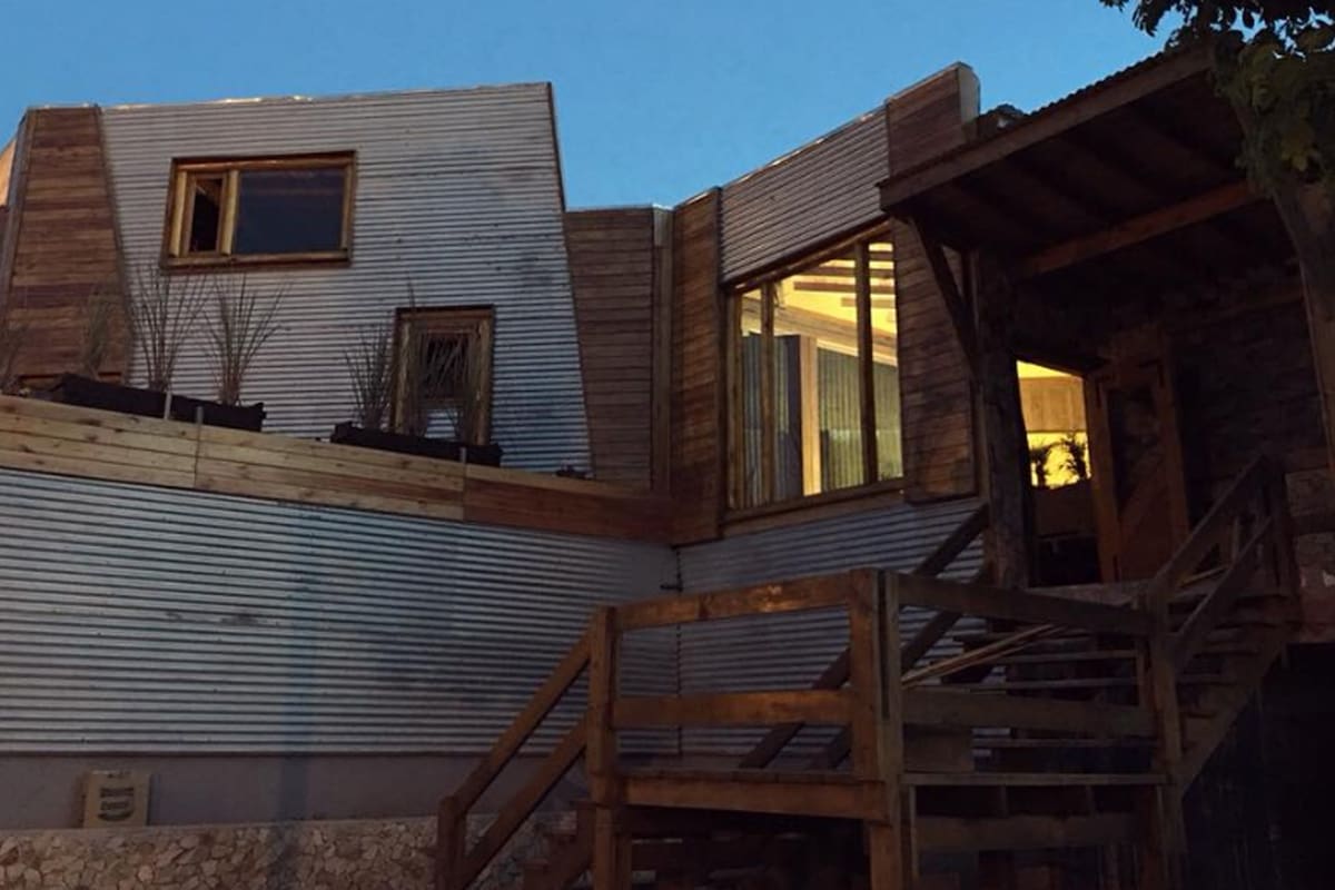 El lugar en el que un patovica agredió una mujer y la tiró por la escalera