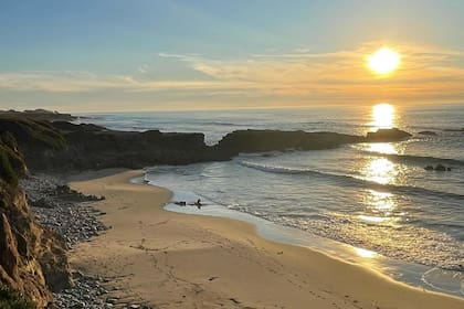 El lugar mantiene el encanto de un pueblo pequeño, sin perder el imponente atractivo de la costa del Pacífico