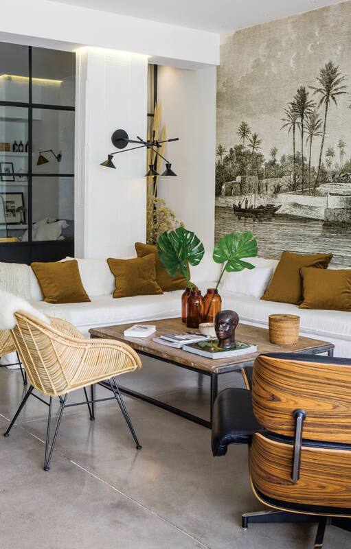 En el living exterior, sofá y trío de sillones de ratán (Ikea) con almohadones hechos a medida (Anne y Flor, Deco en Telas). Una vieja tabla de madera traída desde Francia acompaña las reuniones entre amigos.