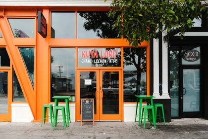 El lugar ofrece una amplia variedad de gastronomía, incluyendo el restaurante filipino Kuya Lord