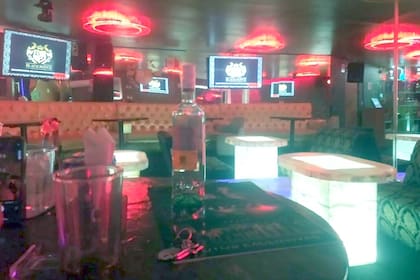 El lugar ofrecía un ambiente discreto a los clientes, con luces de color y espacios amplios