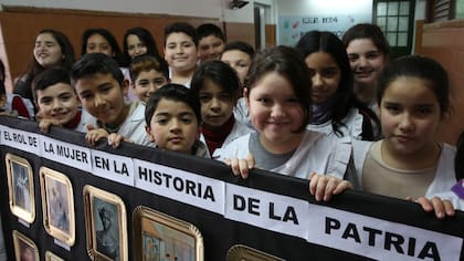 El lugar que ocupó la mujer en 200 años de historia, uno de los ejes sobre los que trabajan los chicos de la Escuela N° 24 de Gerli, en Avellaneda