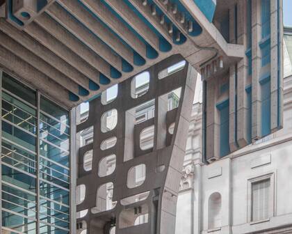 El lugar rompe con la rigidez de la arquitectura bancaria tradicional