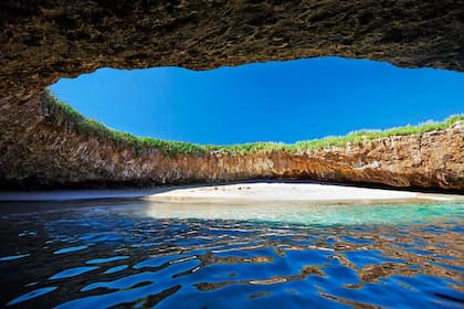 El lugar se encuentra en la Riviera Nayarit, en el pacífico mexicano, y es un destino exclusivo al que se puede llegar en barco y atravesando un túnel rocoso