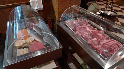 El lugar se hizo conocido por su comida y su cocina, con técnicas francesas y sabores rusos