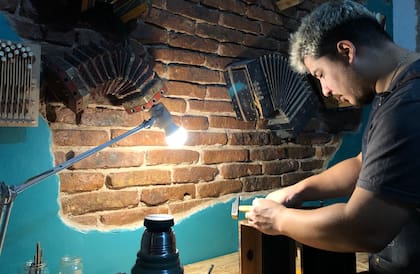 “El lugar se trata de restaurar, resucitar, personalizar y fabricar bandoneones. También tenemos nuestro anexo Fundas Galván, dedicado a la creación de fundas para instrumentos musicales, dirigida por mi mamá".