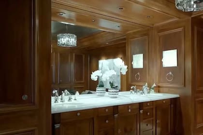 El lujo del departamento en Atlanta de Elton John llega también hasta el baño, que tiene un alto nivel de sofisticación, con paredes revestidas de madera trabajada y mesadas de mármol