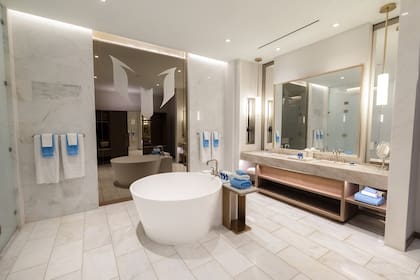 El lujoso baño también con detalles celeste y blanco
