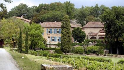 El lujoso castillo se encuentra construido entre viñedos y olivares