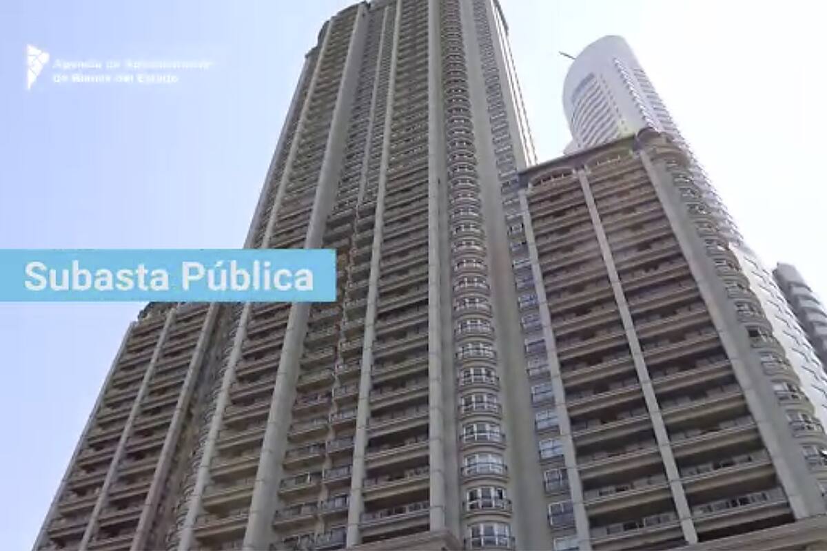 El lujoso departamento de 100 metros cuadrados está en el edificio está en el tercer piso del Chateau Puerto Madero. Tiene una habitación, cocina, dos baños, dos balcones y un living.