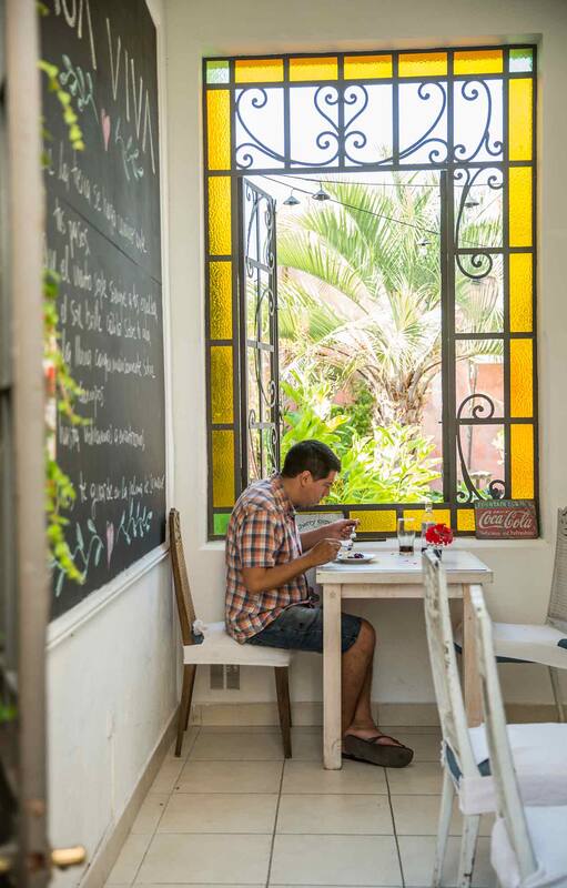 El luminoso desayunador del hotel boutique en Junín.