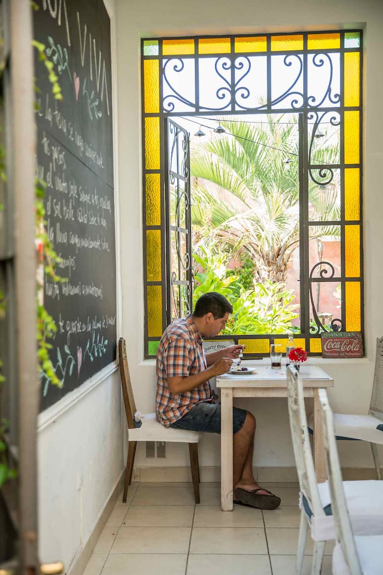 El luminoso desayunador del hotel boutique en Junín.
