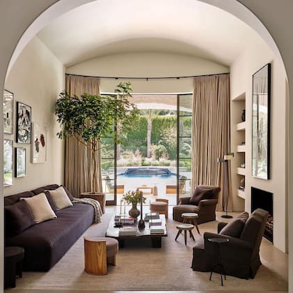 El luminoso living room de la casa de Travis Barker (Crédito: Instagram/@travisbarker)