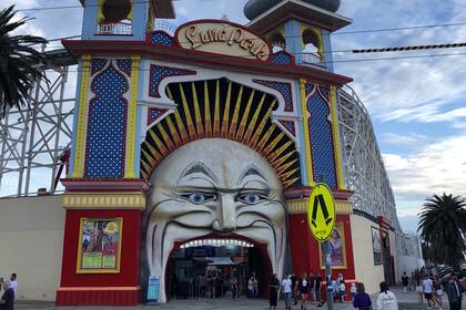 El Luna Park de Melbourne es un parque de diversiones histórico situado en la costa de la bahía de Port Phillip en St. Kilda, Victoria, un suburbio de la ciudad de Melbourne, Australia.