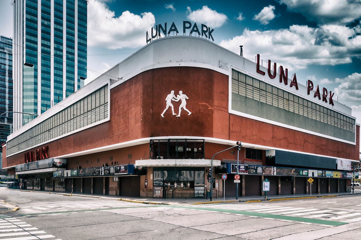 El Luna Park, un emblema porteño en la mítica esquina de la avenida Corrientes y Bouchard
