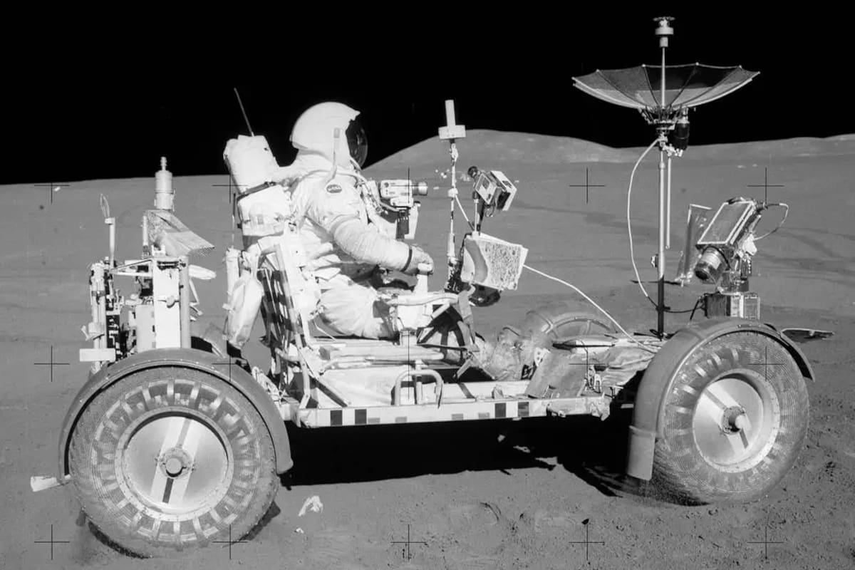El Lunar Roving Vehicle (LRV) fue el vehículo pensado para un escenario extremo como la Luna