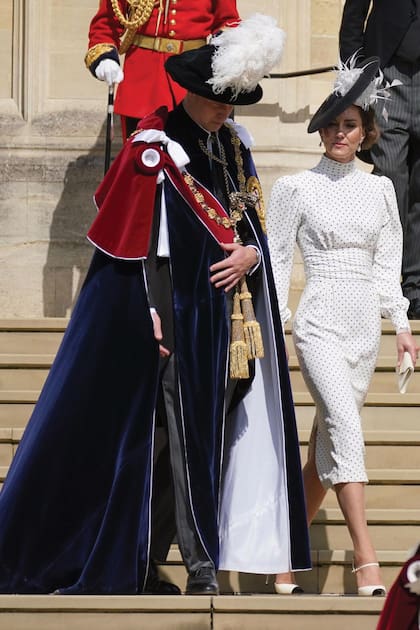 El lunes 19, con motivo del festejo del Día de la Jarretera, la princesa de Gales estrenó un vestido blanco con lunares negros de la diseñadora Alessandra Rich con cuello elevado, drapeado en la cintura, mangas ligeramente abullonadas y falda recta por debajo de la rodilla. Completó su look con stilettos bicolor de Jennifer Chamandi, modelo Vittorio 105, que estrenó el año pasado y clutch de Strathberry.