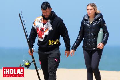 El lunes 24 al mediodía, el Kun salió a pescar al balneario Arenas de José Ignacio y lo acompañó su novia, la actriz Sofía Calzetti.