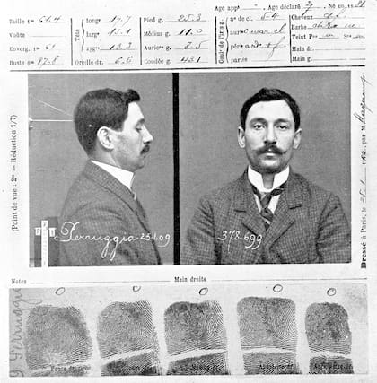 El lunes 29 de agosto de 1911 un hombre italiano llamado Vincenzo Peruggia logró entrar al Louvre, mientras estaba cerrado para el público general y se llevó la pintura