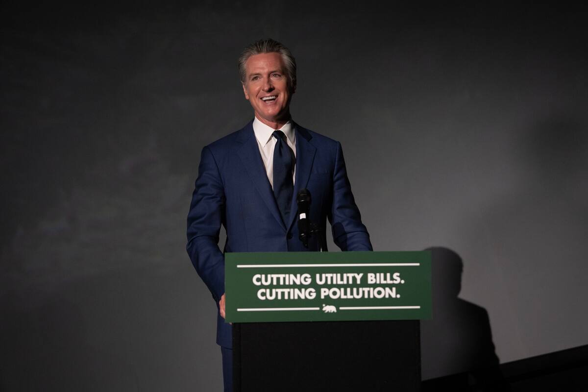 El lunes 29 de septiembre, Gavin Newsom firmó una ley que exige a los grandes desarrolladores de modelos de IA publicar un marco de trabajo con un detalle de su enfoque de seguridad e incorporar estándares nacionales e internacionales