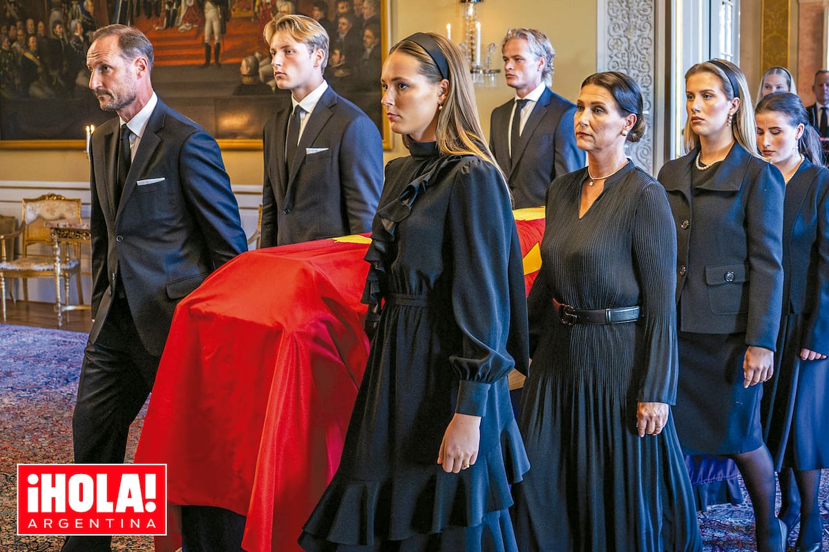 El lunes 31 se trasladaron los restos del monarca desde el Salón Rojo hasta la capilla del Palacio Real, donde el público ya puede acceder a la capilla ardiente