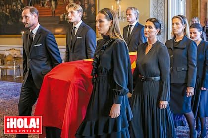 Todos los detalles, las mujeres que cargaron el féretro y una insólita y polémica presencia