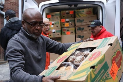 El lunes 8 de junio habrá dos puntos de distribución de bolsas de alimentos en Lincoln Park y Lower West Side