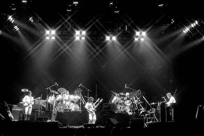 El lunes 9 de mayo de 1977 un centenar de fans argentinos viajaron a Brasil para ver a Genesis