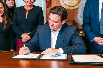 El lunes, el gobernador de Florida, Ron DeSantis, promulgó 16 leyes, una de ellas vinculada a la compraventa de autos y vehículos en el estado