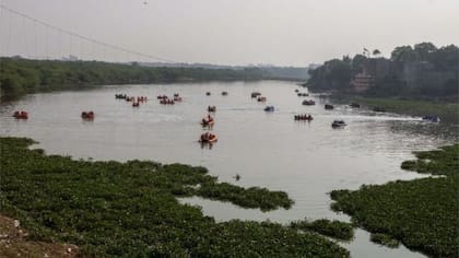 El lunes los botes de rescate seguían buscando a los desaparecidos tras el derrumbe del puente