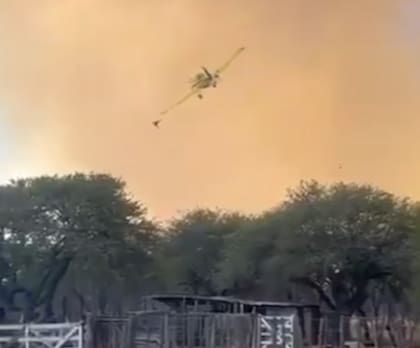 El lunes pasado la provincia envió un avión hidrante para reforzar el combate del fuego