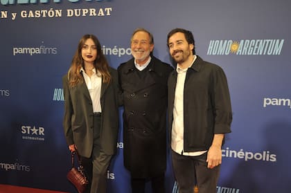 El lunes por la noche se realizó la avant première de Homo Argentum en Cinépolis Recoleta, el film que tiene a Guillermo Francella como protagonista absoluto en 16 roles diferentes. Rodeado de su familia y con el apoyo de una gran cantidad de colegas, el célebre actor se dejó ver muy contento y de buen humor