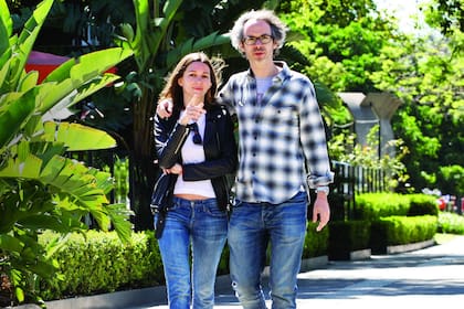El lunes, tras almorzar en Novecento, caminaron por plaza Francia. Después de siete años con Andrés Calamaro, la modelo volvió a encontrar el amor en el pianista inglés, con el que está de novia hace menos de un año.