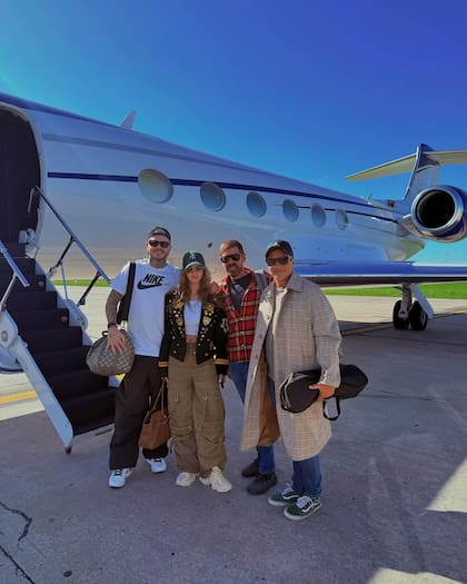 El lunes, tras la fiesta de cumpleaños de Eugenia, la pareja viajó a Milán con amigos (Foto: Instagram @mauroicardi)