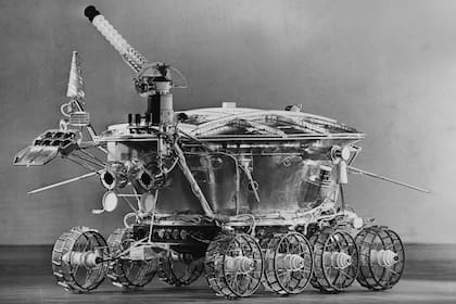 El Lunokhod-1 llegó a la Luna el 17 de noviembre de 1970, y la recorrió durante casi un año, manejado a distancia por una tripulación rusa en la Tierra