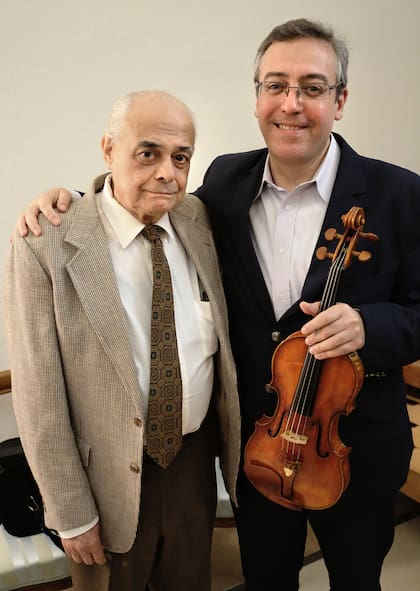 El luthier Horacio Piñeiro y Pablo Saraví