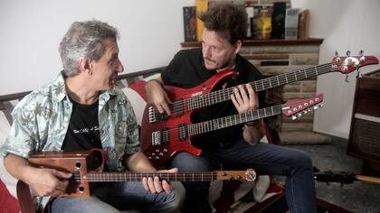 El luthier Mariano Maese con la Cigar Box Guitar y el bajista y guitarrista Javier Malosetti