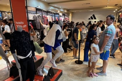 El Luxury Outlet abrió el último jueves y batió récords de venta con su propuesta de descuentos de hasta el 70%