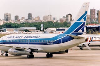 El Boeing argentino que sufrió dos secuestros, aterrizó sin tren delantero, perdió una puerta en el aire y terminó en llamas