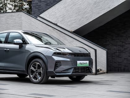 El Lynk&Co 06 tiene una potencia combinada que alcanza los 299 CV y un torque máximo de 578 Nm