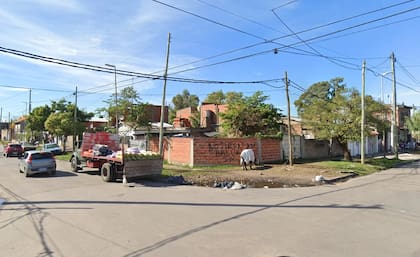 El macabro hallazgo tuvo lugar en la esquina de las calles Necol y Darwin de la mencionada localidad del sur del conurbano