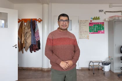 El machi Víctor Cañiullan retratado en su consultorio en el Centro de Salud Intercultural Raguin Kien
