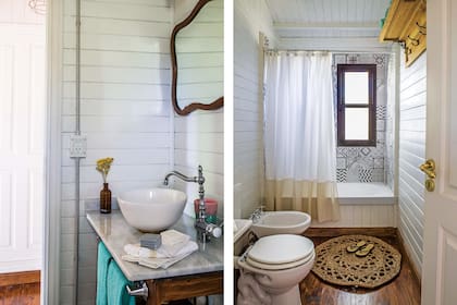 El machimbre pintado de blanco cubre gran parte del baño.