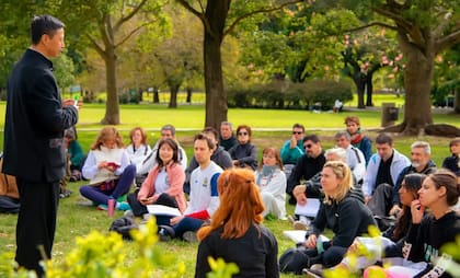 El maestro junto a sus alumnos en un retiro