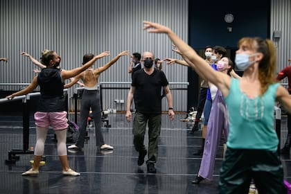El maestro Mario Galizzi en su primera clase como director del Ballet Estable del Teatro Colón, el martes 8 de febrero