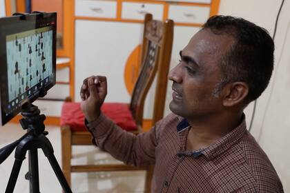 El maestro Ranjit, en clase virtual con sus alumnos