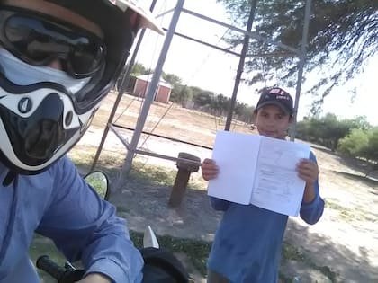 El maestro rural recorre más de 100 kilómetros para llegar a los parajes donde viven sus alunmos